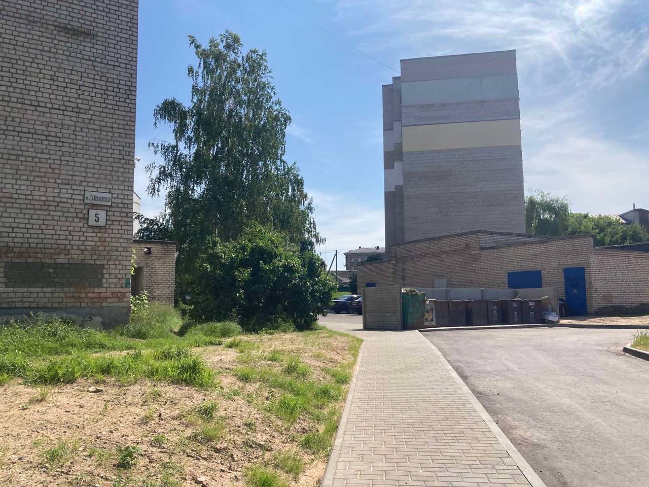 У подъезда дома по ул. Стахановской образовалась куча мусора. Ее быстро убрали