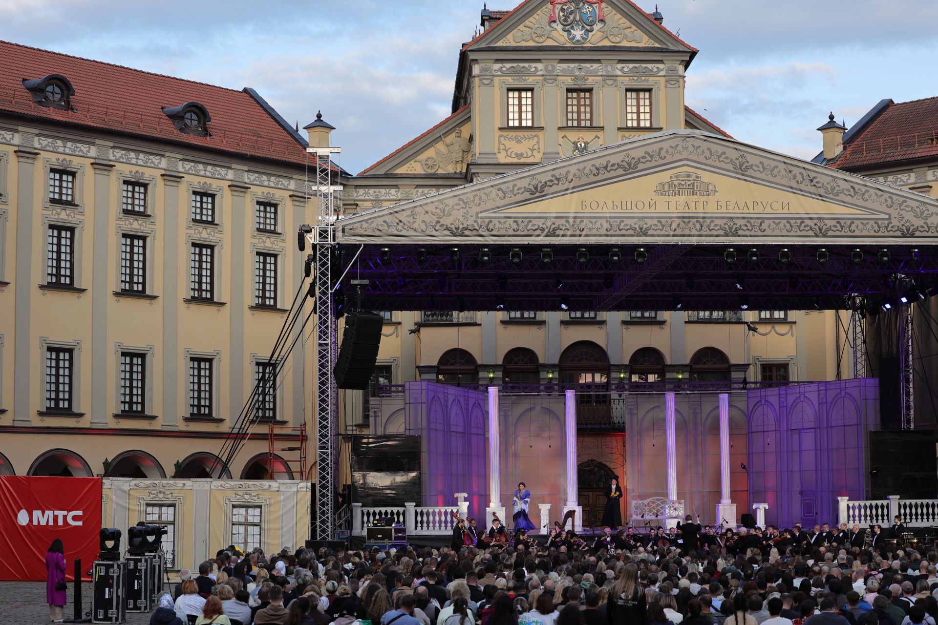 Более 4 тысяч зрителей: МТС поддержал юбилейный театральный open-air Большоготеатра в Несвиже