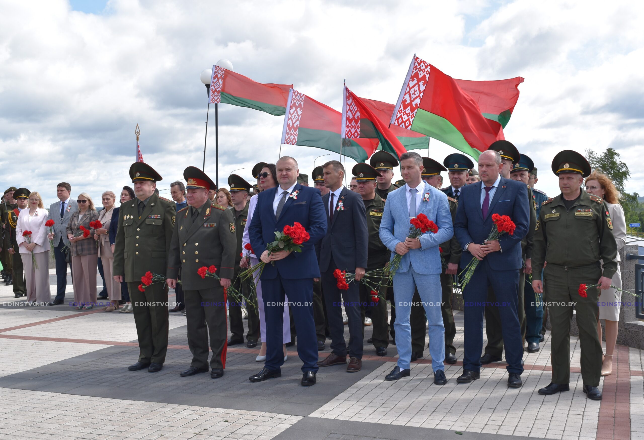 В день освобождения Борисова от немецко-фашистских захватчиков к подножиюпамятника экипажу Павла Рака возложили живые цветы