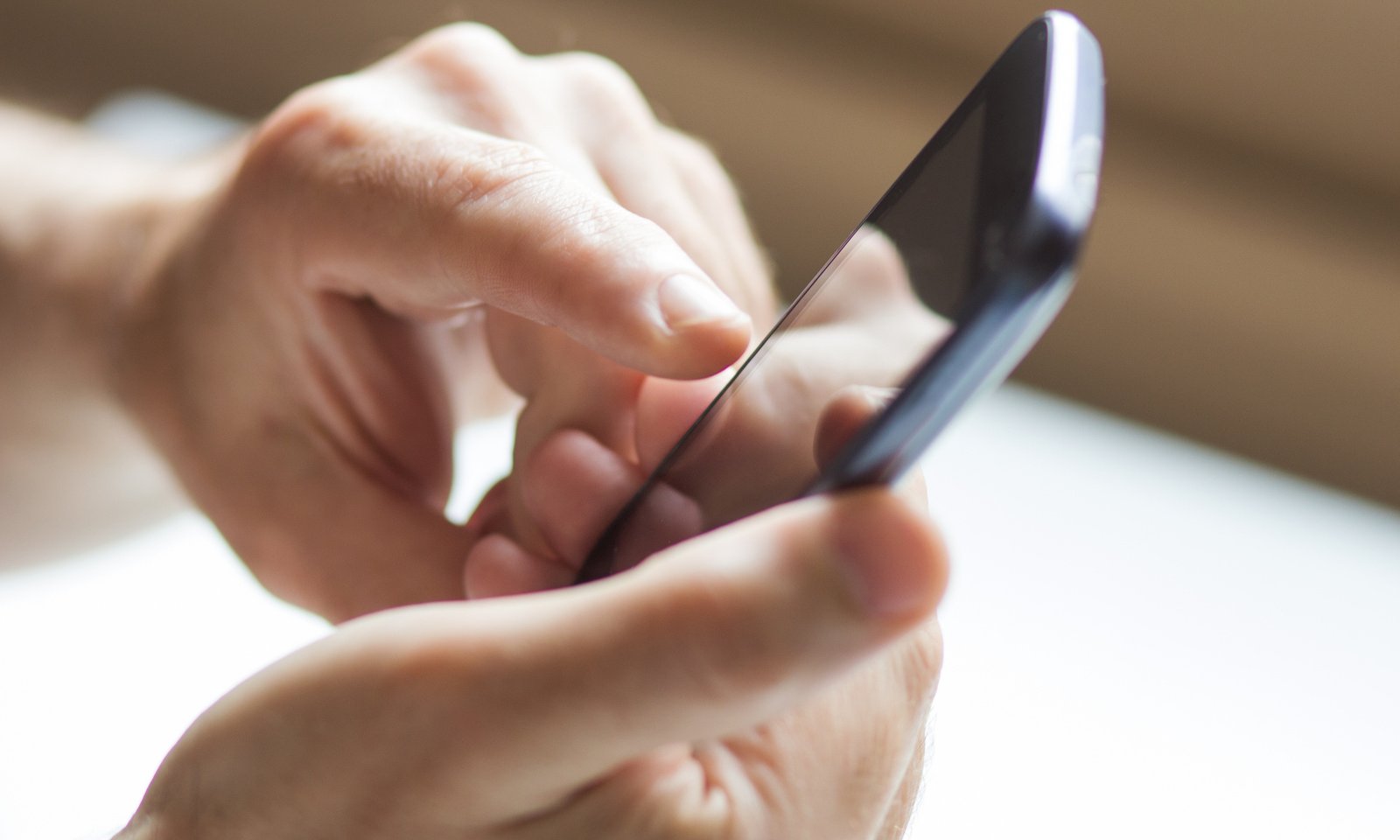 «Зайди в мой аккаунт на айфоне»: как мошенники превращают телефоны жертв вкирпичи