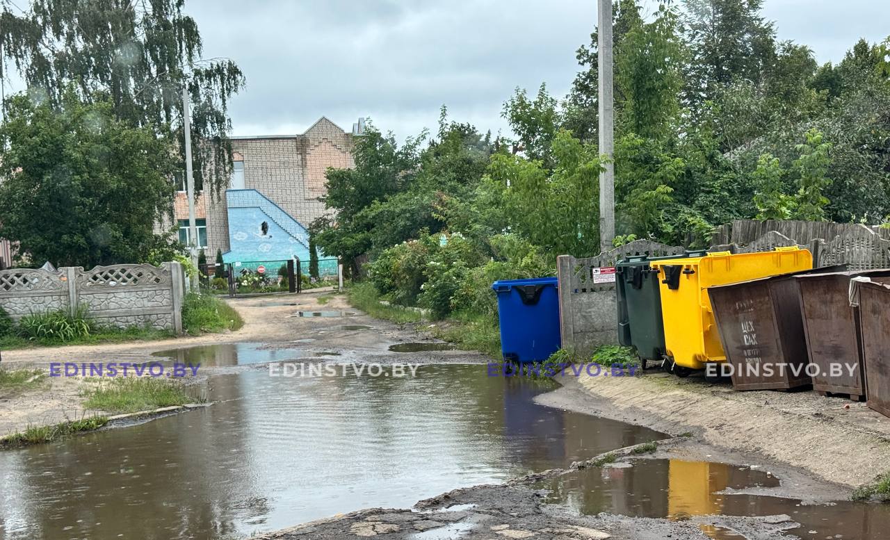 На ул. Строителей в Борисове после ливней образуется большая лужа
