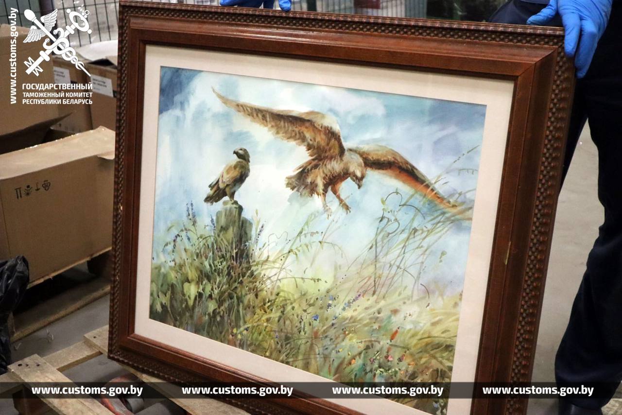 Более 63 тысяч рублей: таможня пресекла контрабанду картин из Латвии