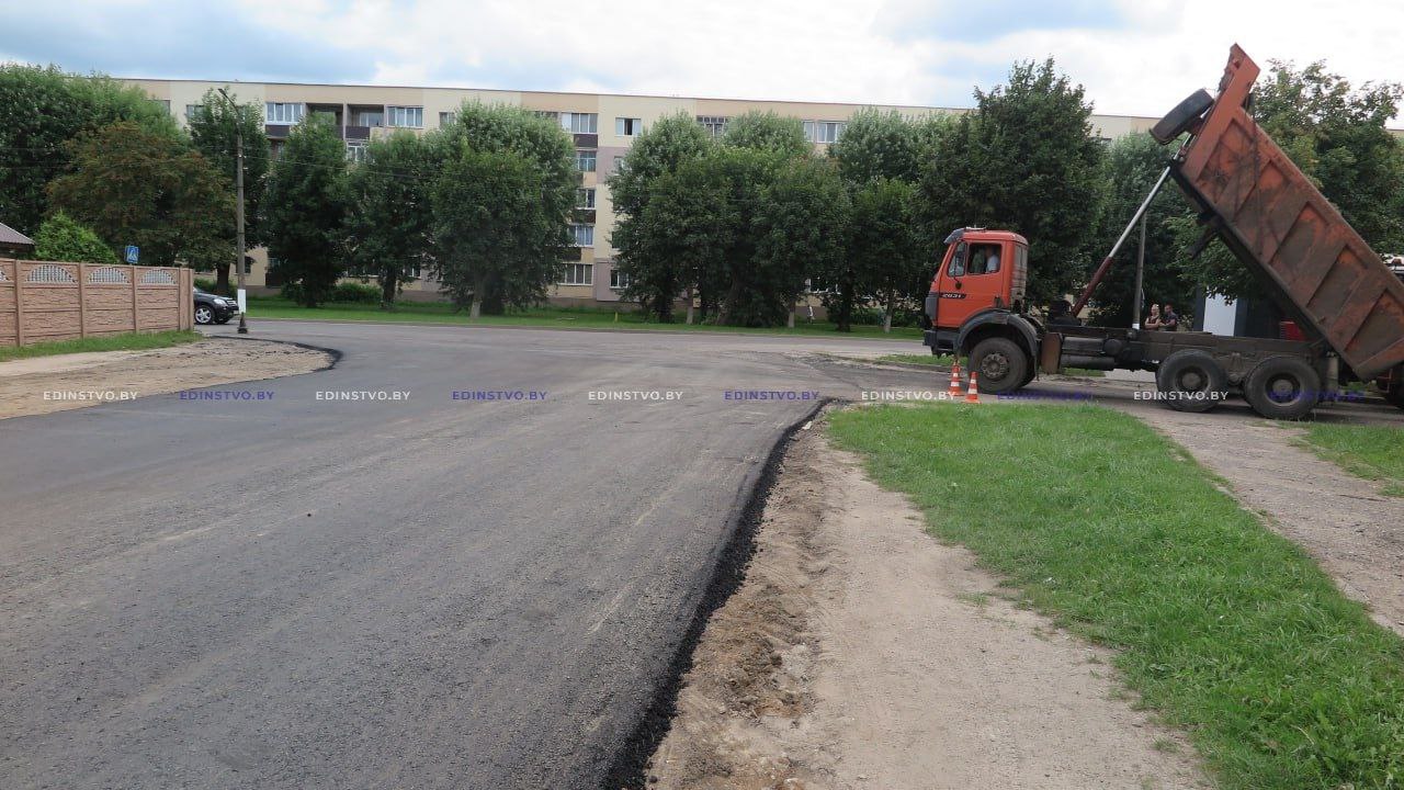 Лужи больше нет: на съезде с ул. Лопатина в Борисове заасфальтировали один изпроблемных участков дороги 1 Лужи больше нет: на съезде с ул. Лопатина в Борисове заасфальтировали один изпроблемных участков дороги