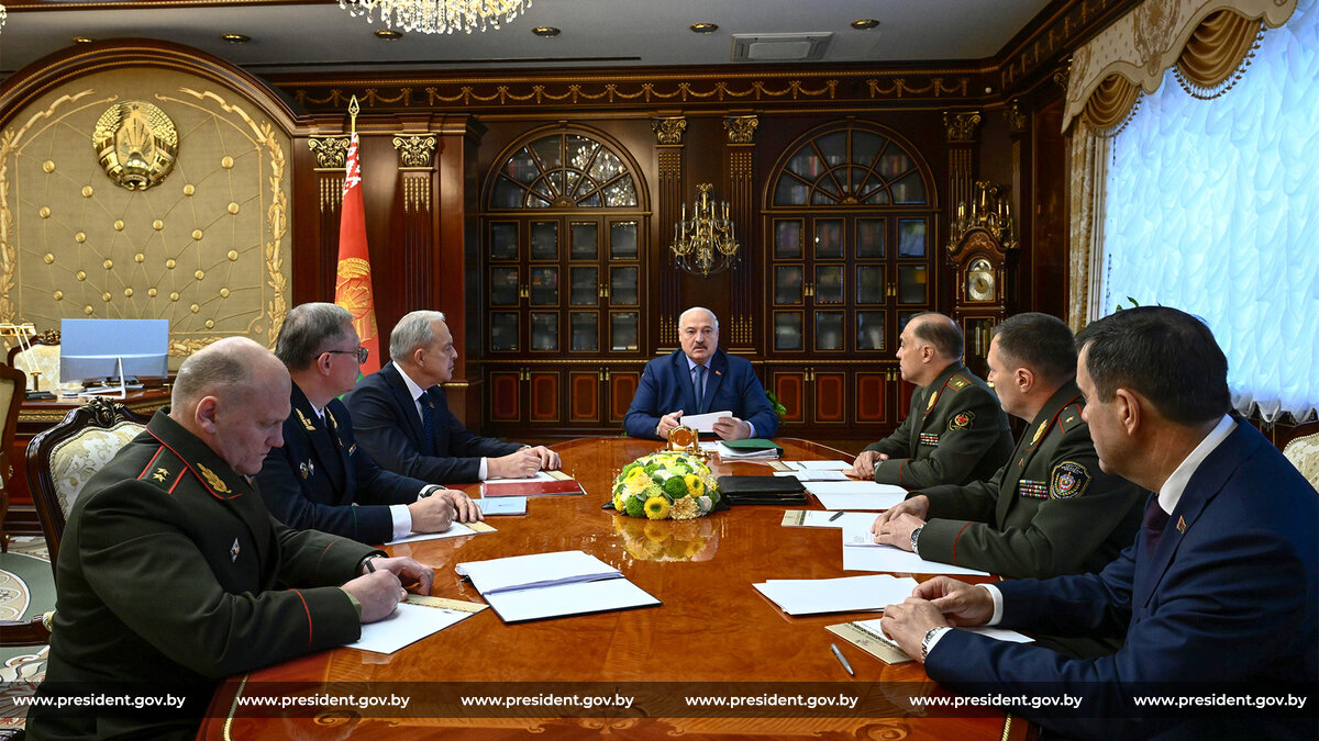 Президент Беларуси собрал совещание по вопросам деятельности Комитетагосударственной безопасности (КГБ) Беларуси 1 Президент Беларуси собрал совещание по вопросам деятельности Комитетагосударственной безопасности (КГБ) Беларуси