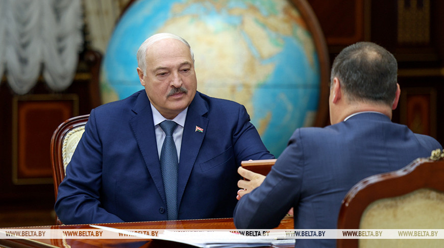 Глава Нацбанка вручил Лукашенко первую золотую монету из белорусского сырья