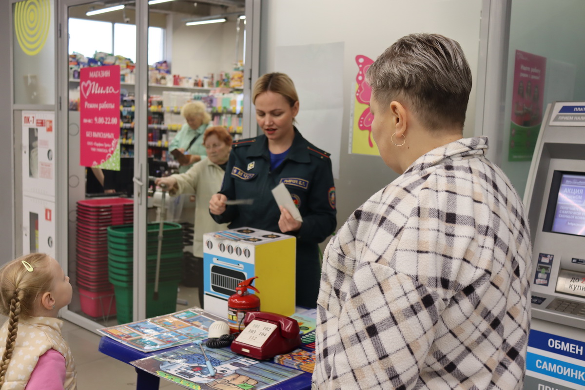Уроки безопасности от МЧС: в Борисовском торговом центре научили, какдействовать в ЧС