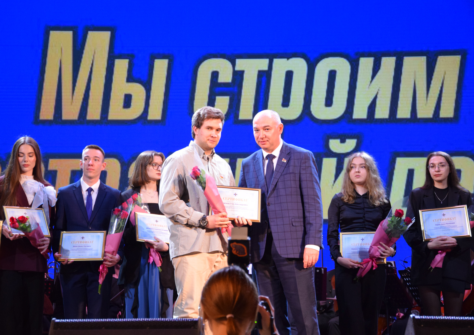 Министр здравоохранения вручил высокую награду будущему медику из Борисова