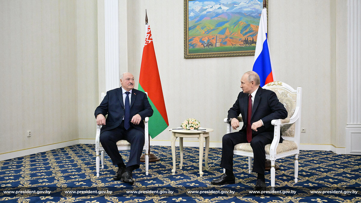 Президенты Беларуси и России Александр Лукашенко и Владимир Путин провеливстречу в Бишкеке