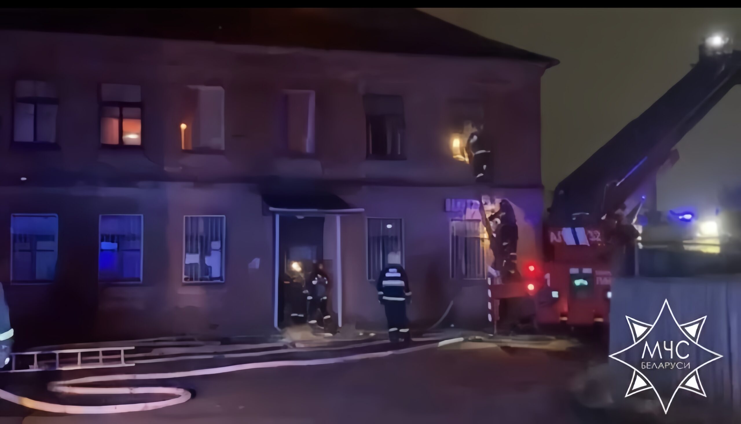 Работники МЧС спасли трех человек на пожаре в Борисове