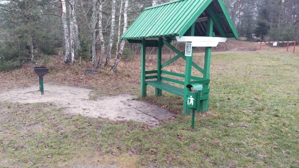 Мусор на пляже вблизи у экотропы в Борисове убрали 1 Мусор на пляже вблизи у экотропы в Борисове убрали