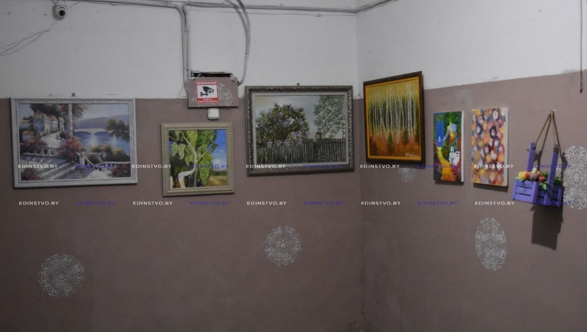 Галерея в подъезде: как преобразилось место общего пользования в четырехэтажкена проспекте в Борисове