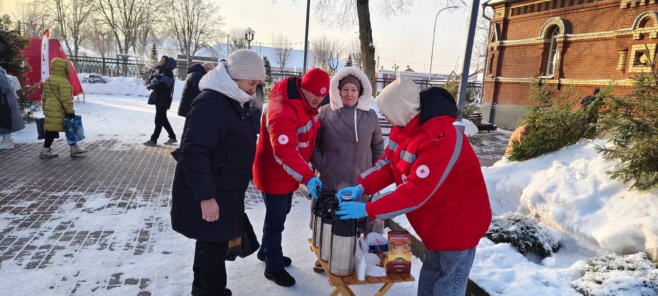 В Борисове продолжается выдача освященной воды и организованы пункты с горячимчаем в морозную погоду