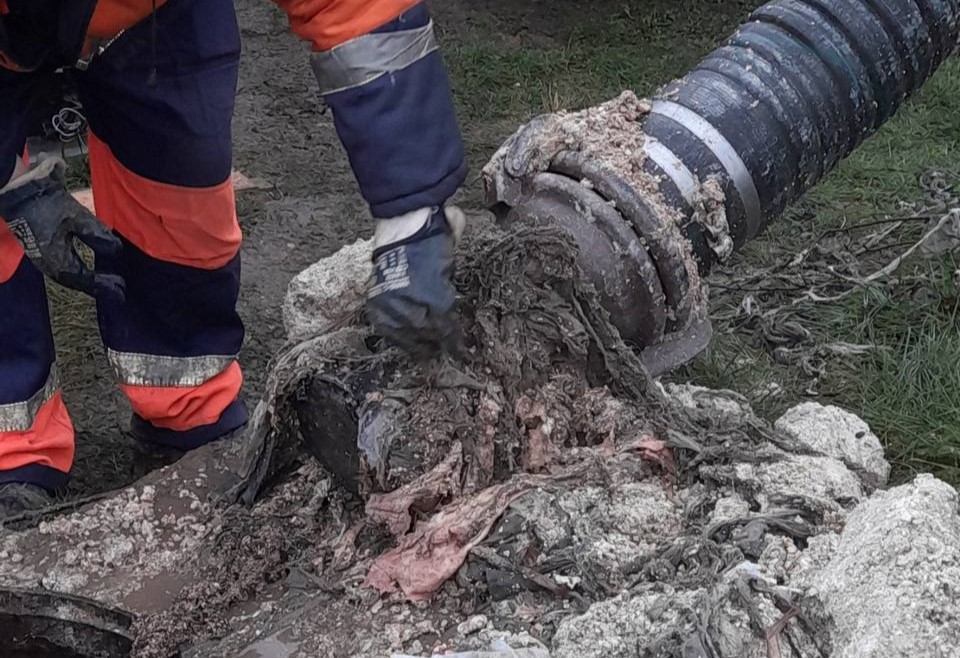 Что нельзя смывать в унитаз? Коммунальщики показали «сокровища» канализации идали несколько рекомендаций