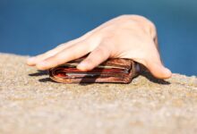 В одном из магазинов Борисова двое приятелей унесли из магазина чужой кошелек сналичностью