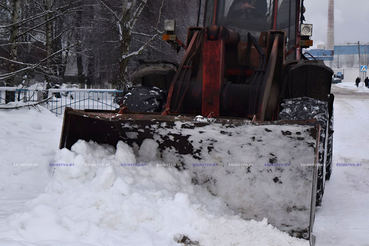 Не нанося вреда окружающей среде: куда и почему в Борисове вывозят снег с дорог