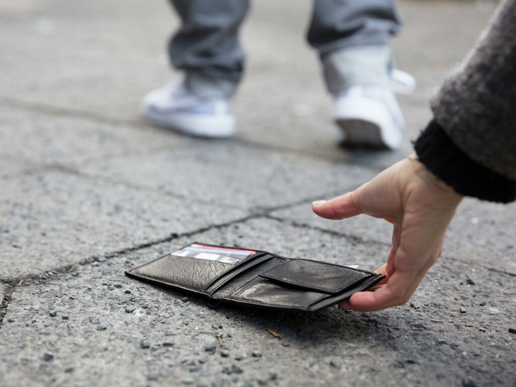 Борисовчанин украл деньги из найденного кошелька