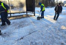 В Борисове продолжается уборка снега, включая расчистку пешеходных дорожек иостановок