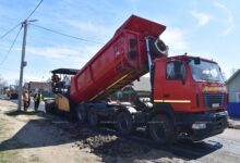 Фоторепортаж: укладка выравнивающего слоя асфальта на ул. Адамовича в Борисове