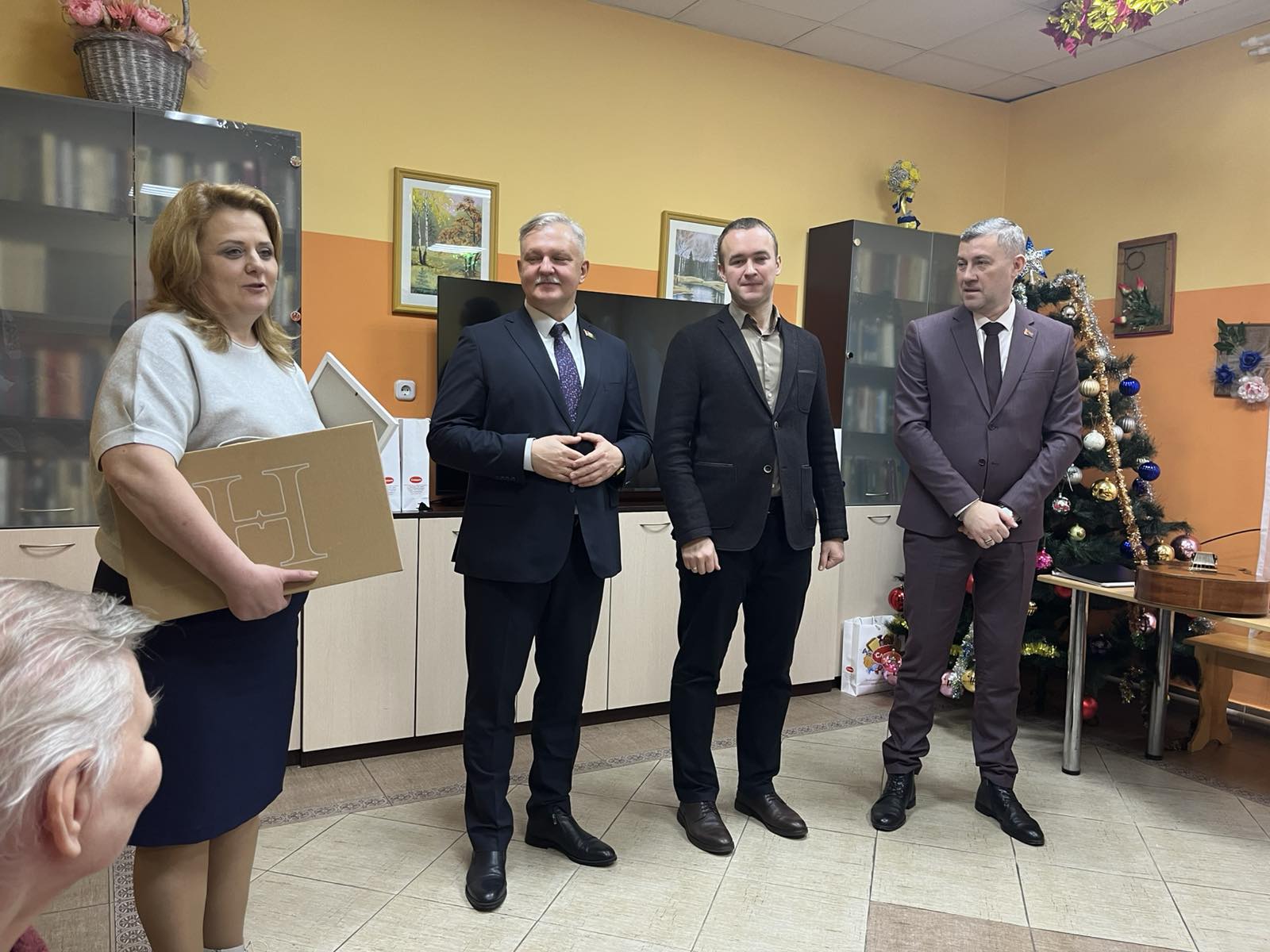 С ценными подарками Борисовский социальный пансионат «Юзефово»  посетили гости