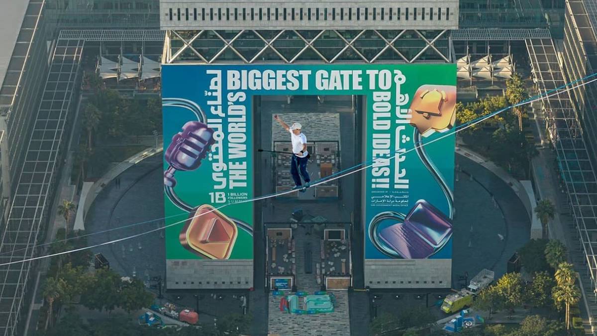 Опасный трюк: Каскадер прошел по канату между Эмиратскими башнями в Дубае (Есть видео)