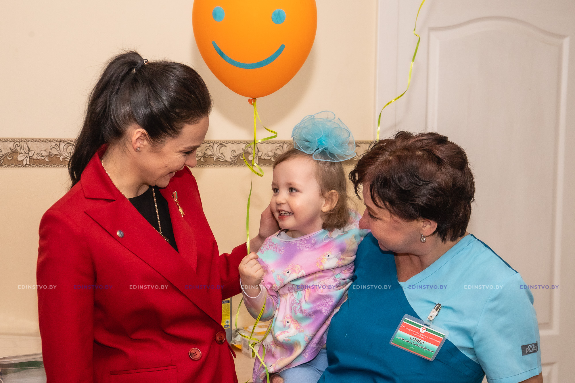 Первая белорусская женщина-космонавт Марина Василевская передала Борисовскому дому ребенка четвертый аппарат ИВЛ