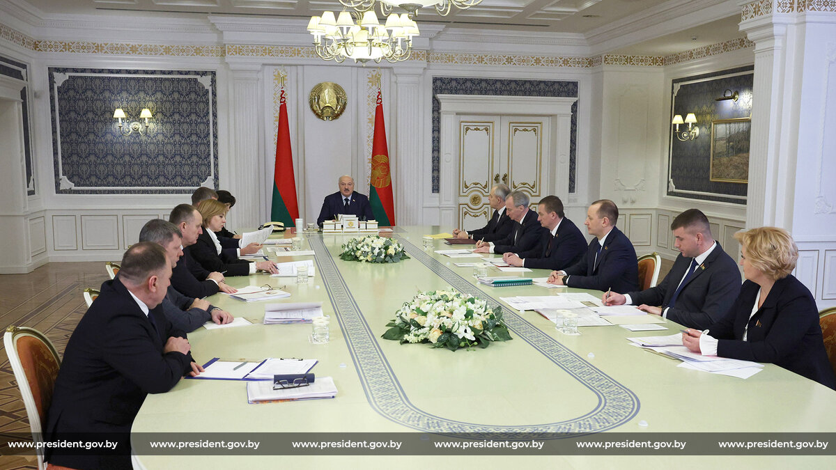 Александр Лукашенко собрал совещание по вопросам совершенствования правового регулирования статуса председателя исполкома базового уровня