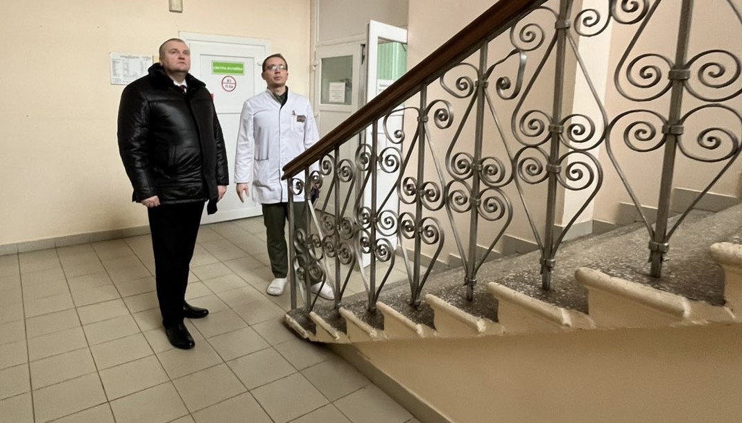 Председатель Борисовского райисполкома провел прием. Среди вопросов установка лифтов в медучреждениях