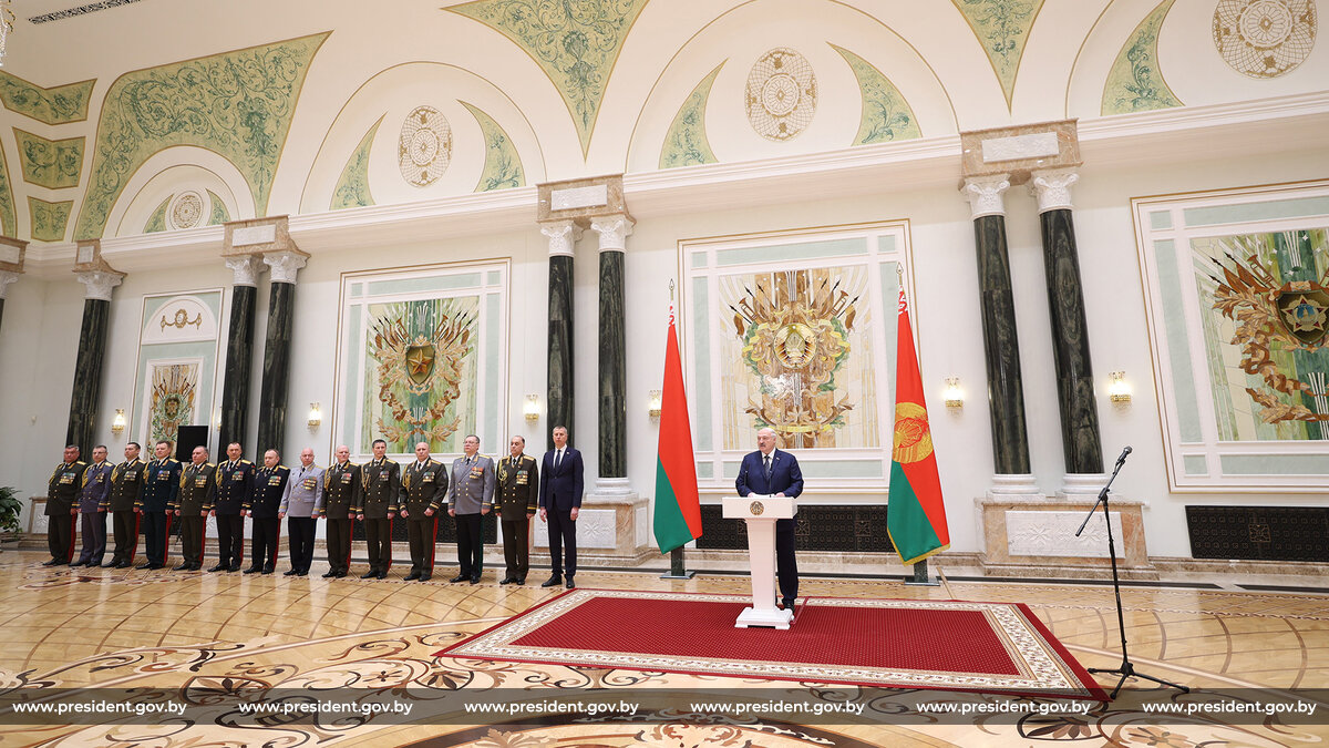 Александр Лукашенко: Сегодня в белорусской армии служат люди, которые свято чтут и берегут традиции победного поколения
