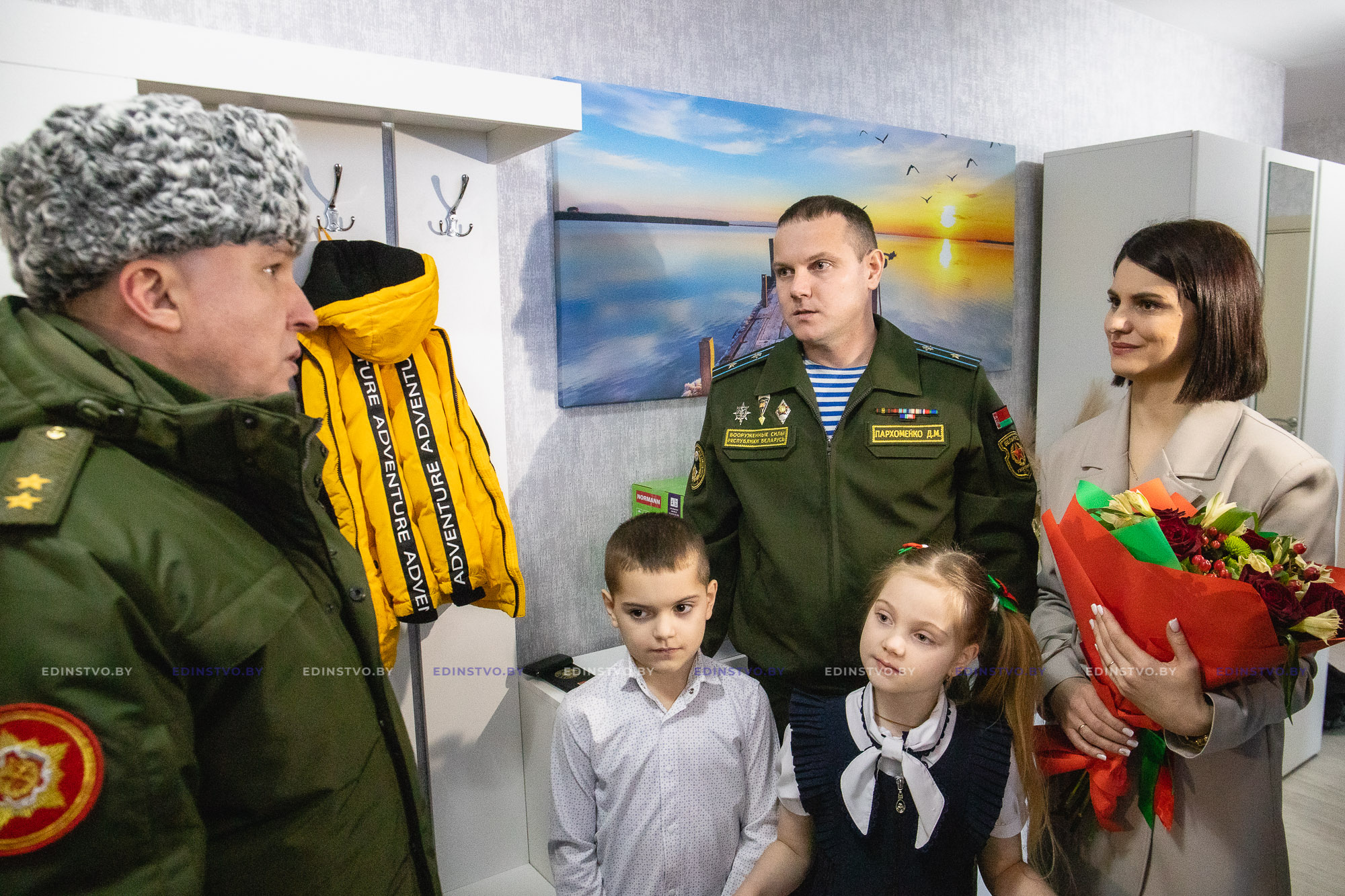 Более ста военнослужащих получили квартиры в новостройке в Борисове. Новоселов поздравил министр обороны Беларуси Виктор Хренин