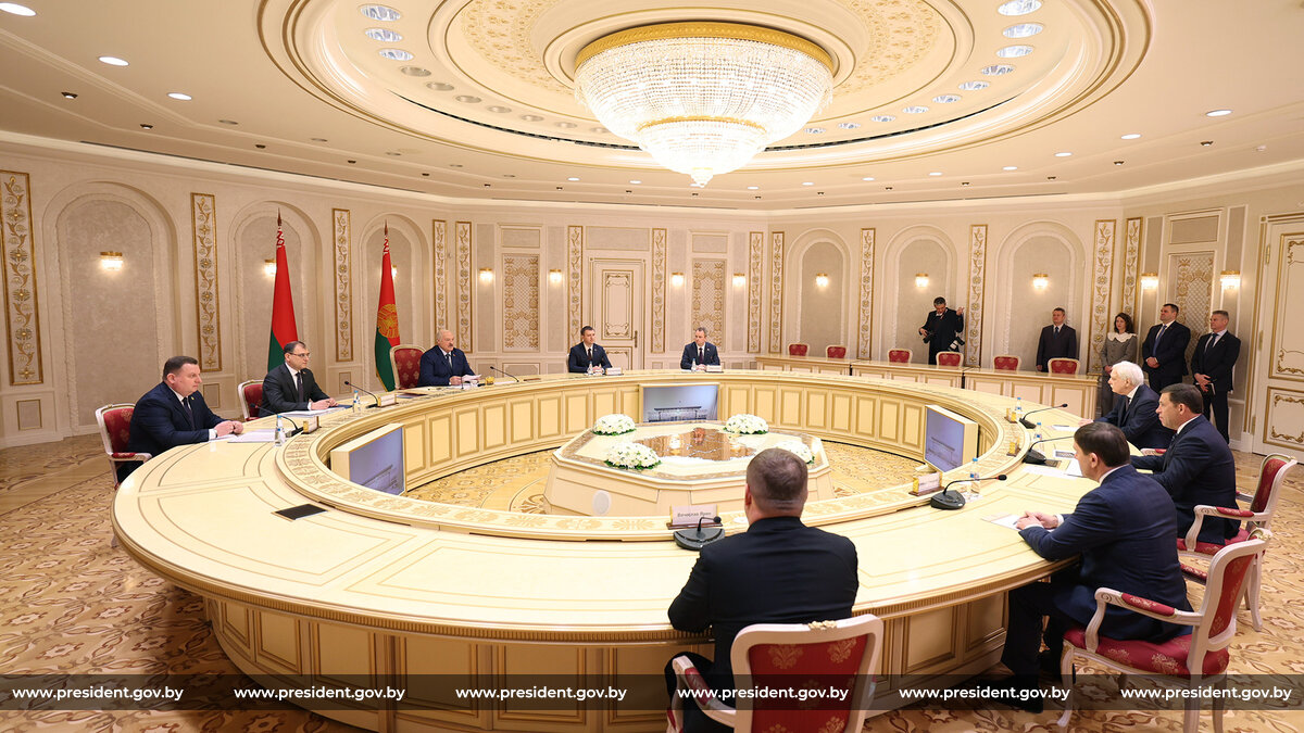 Александр Лукашенко предложил развивать взаимодействие со Свердловской областью в отрасли авиастроение