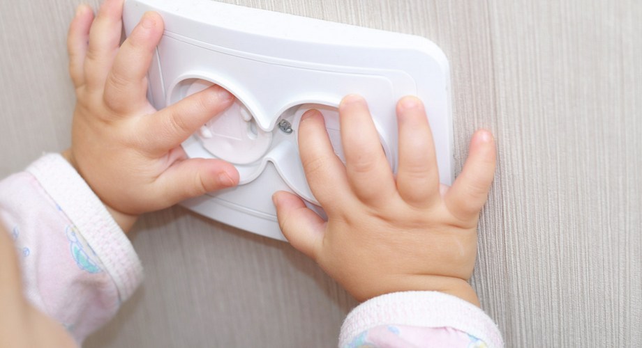 Детское любопытство и опасность электричества: как обезопасить малыша?