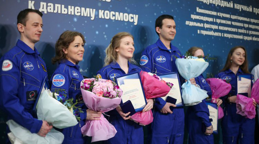 Белоруска в составе экипажа из шести человек вернулась из годового полета на Луну