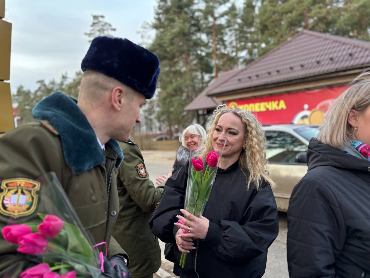 Фотофакт: в преддверии праздника 8 Марта военнослужащие 72 ОУЦ поздравили борисовчанок