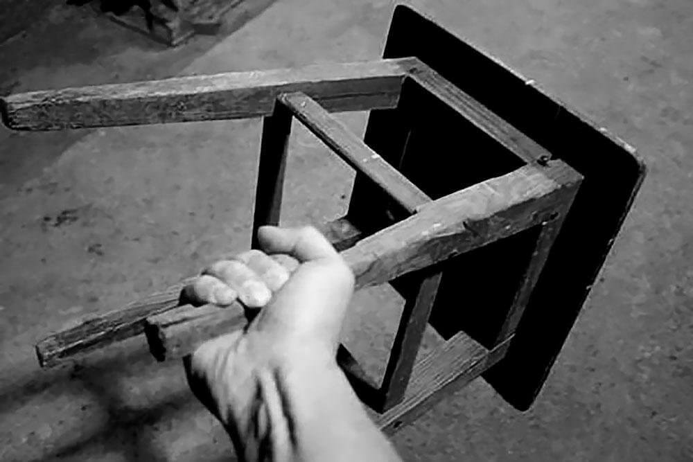 Житель Борисовского района ударил табуреткой приятельницу