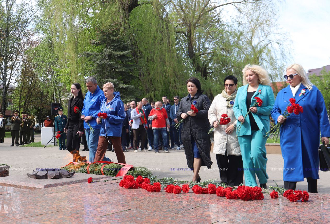 У Вечного огня. В преддверии Дня Победы борисовчане и гости города почтилипамять погибших в годы войны земляков