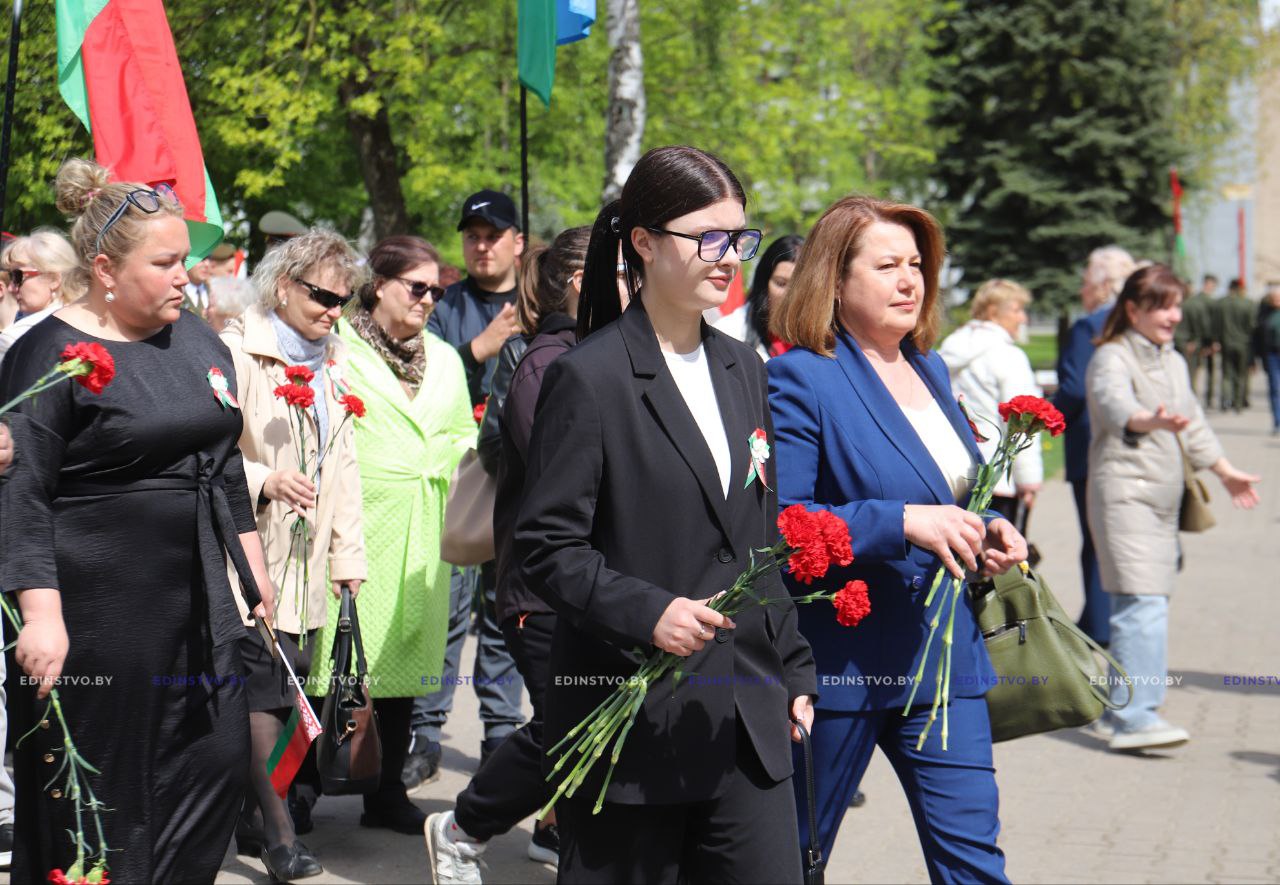 У Вечного огня. В преддверии Дня Победы борисовчане и гости города почтилипамять погибших в годы войны земляков