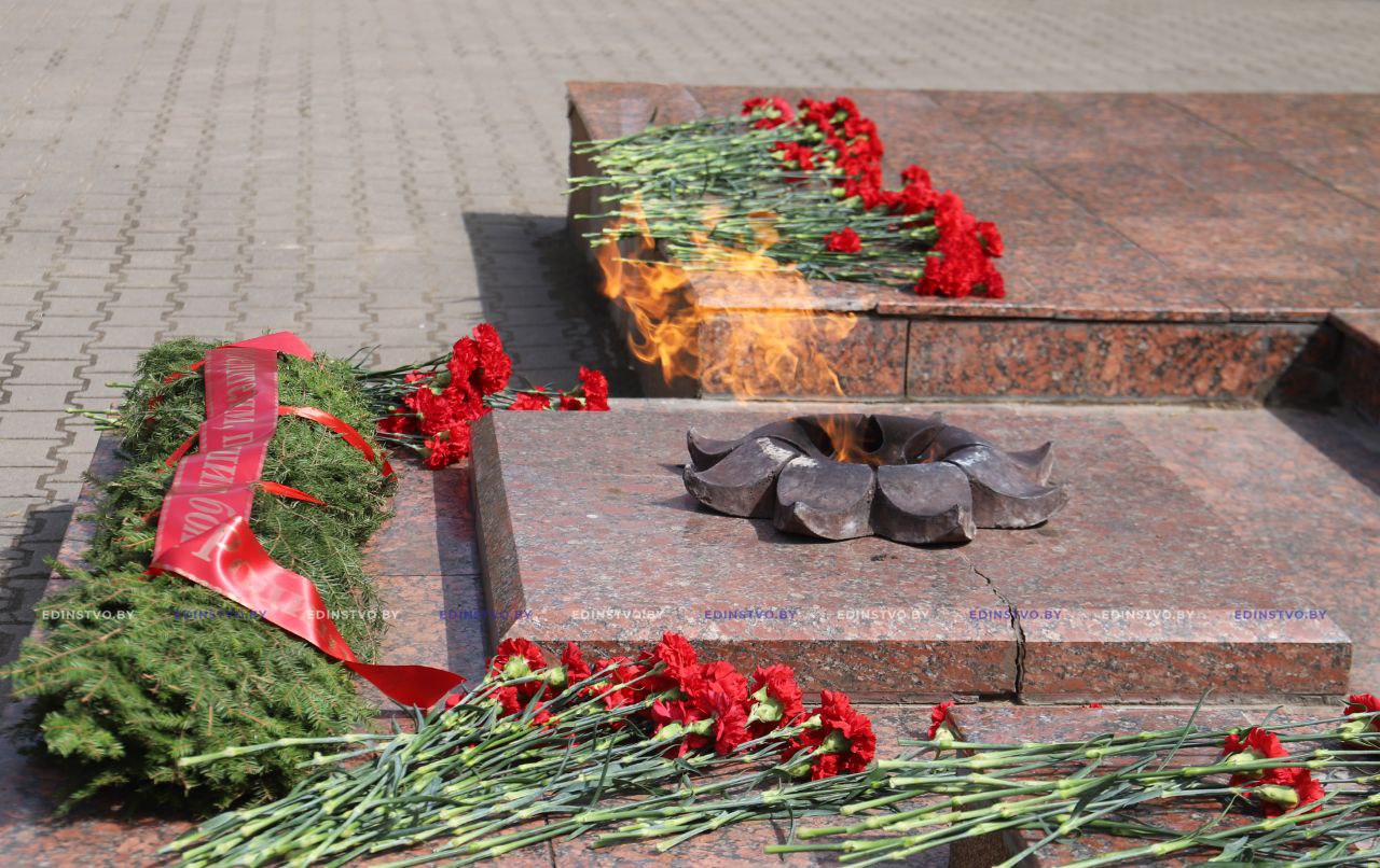 У Вечного огня. В преддверии Дня Победы борисовчане и гости города почтилипамять погибших в годы войны земляков