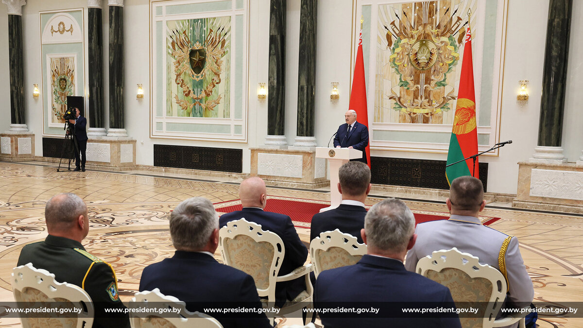 Александр Лукашенко вручил государственные награды заслуженным представителямразличных сфер