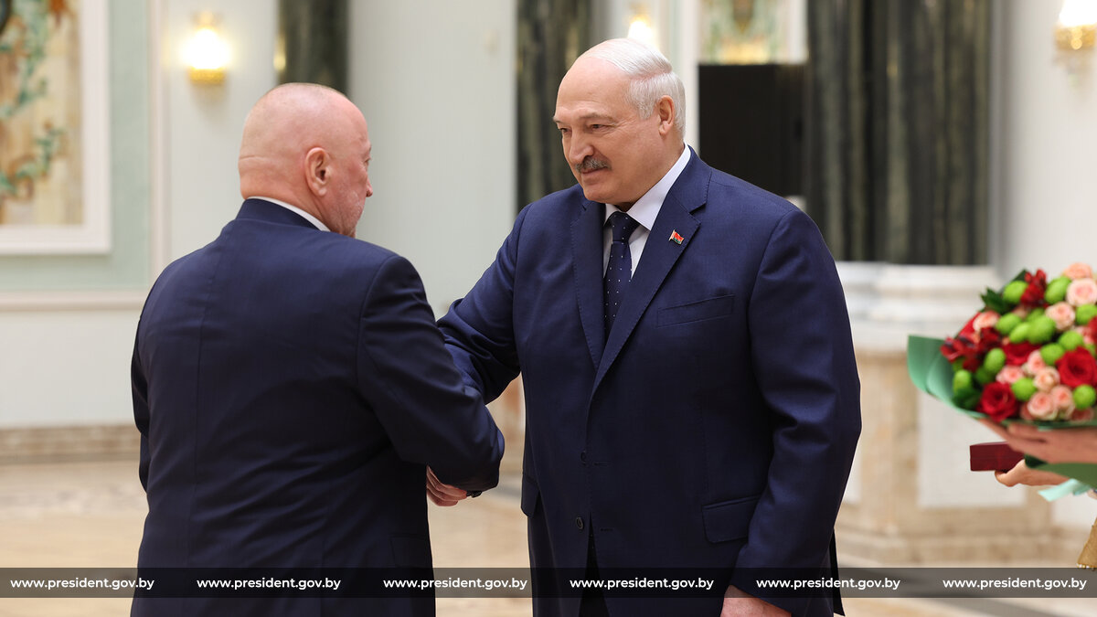 Александр Лукашенко вручил государственные награды заслуженным представителямразличных сфер