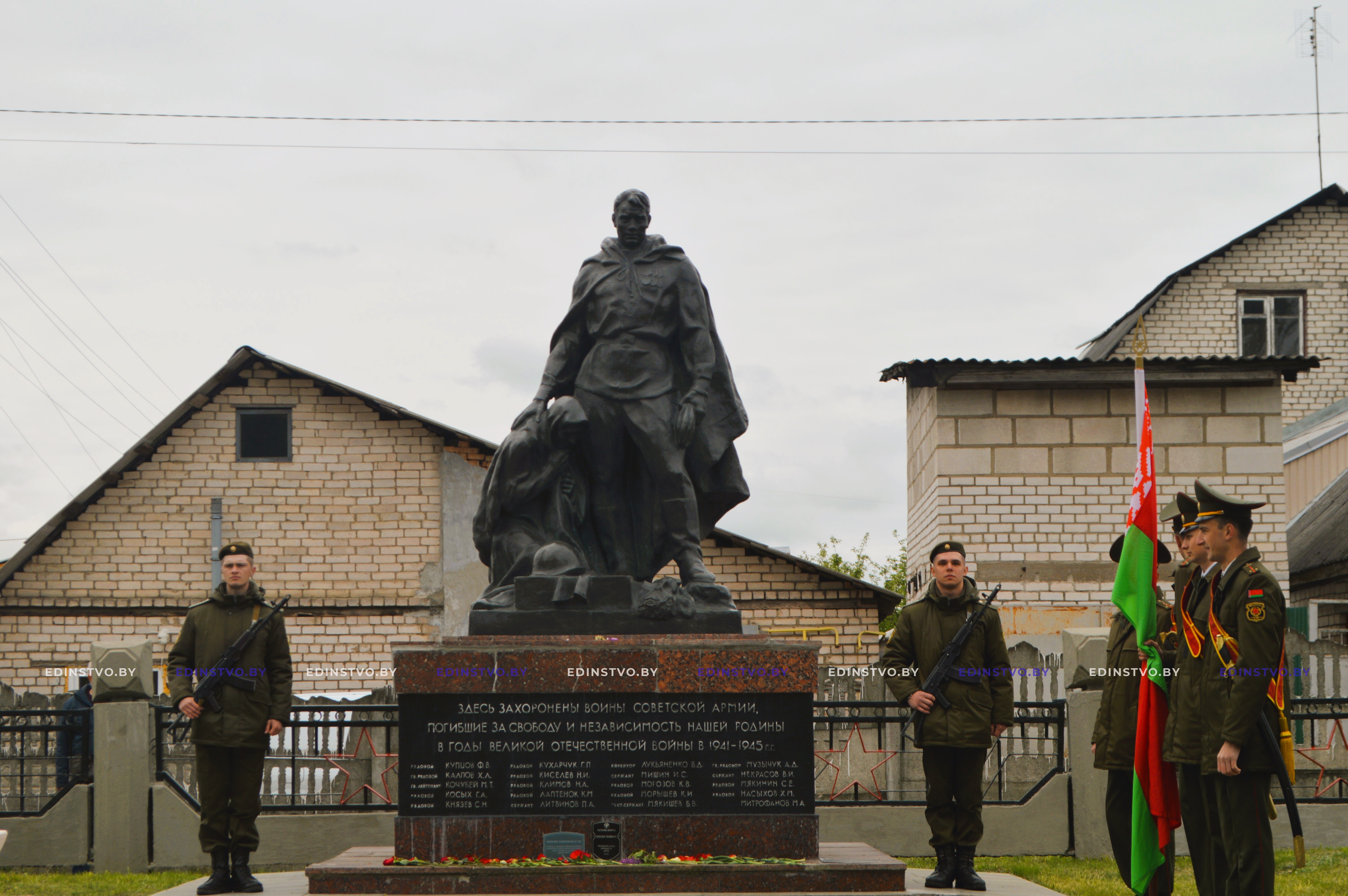 В преддверии Дня Победы борисовчане продолжают нести цветы к мемориалам