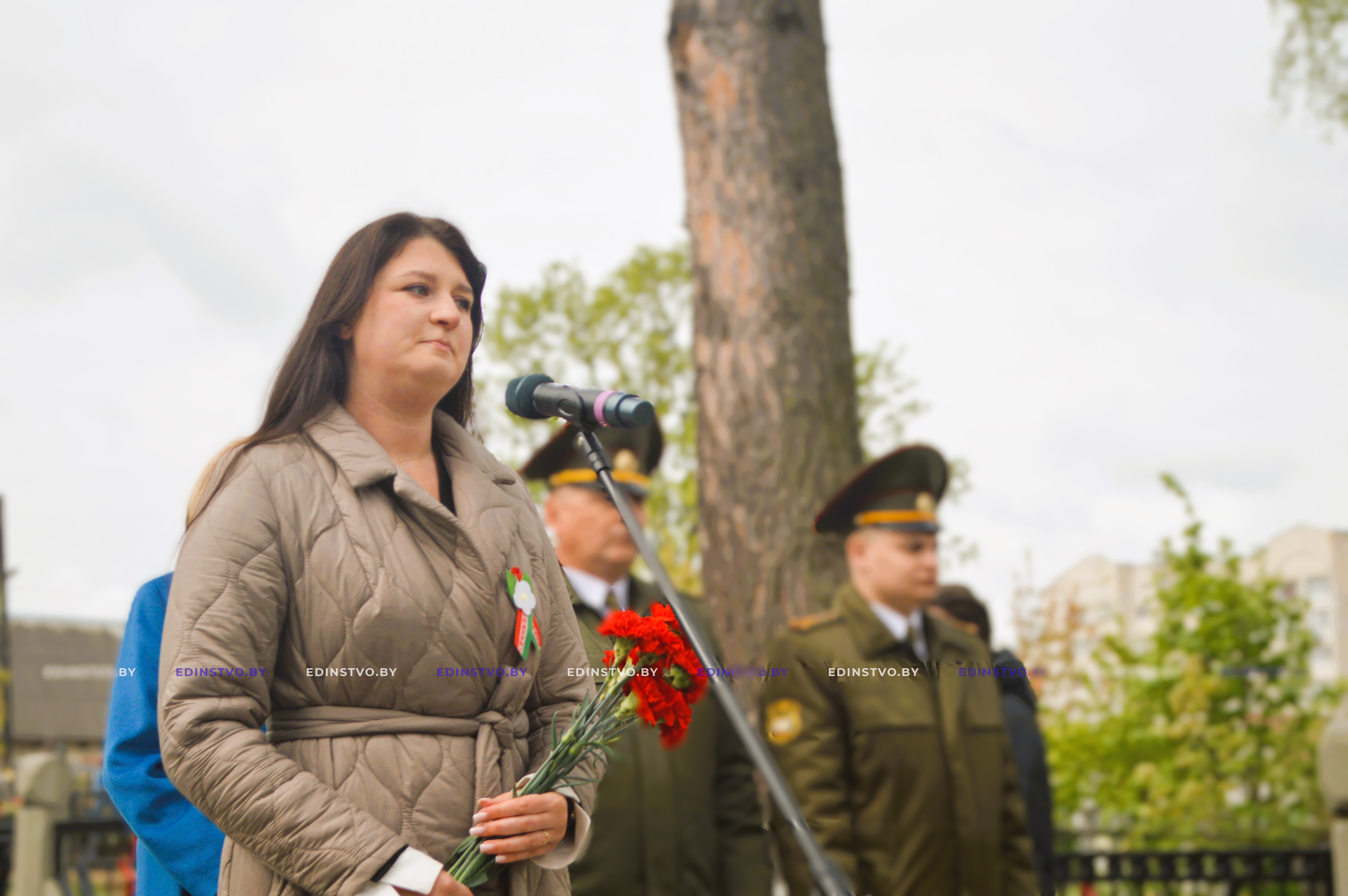 В преддверии Дня Победы борисовчане продолжают нести цветы к мемориалам