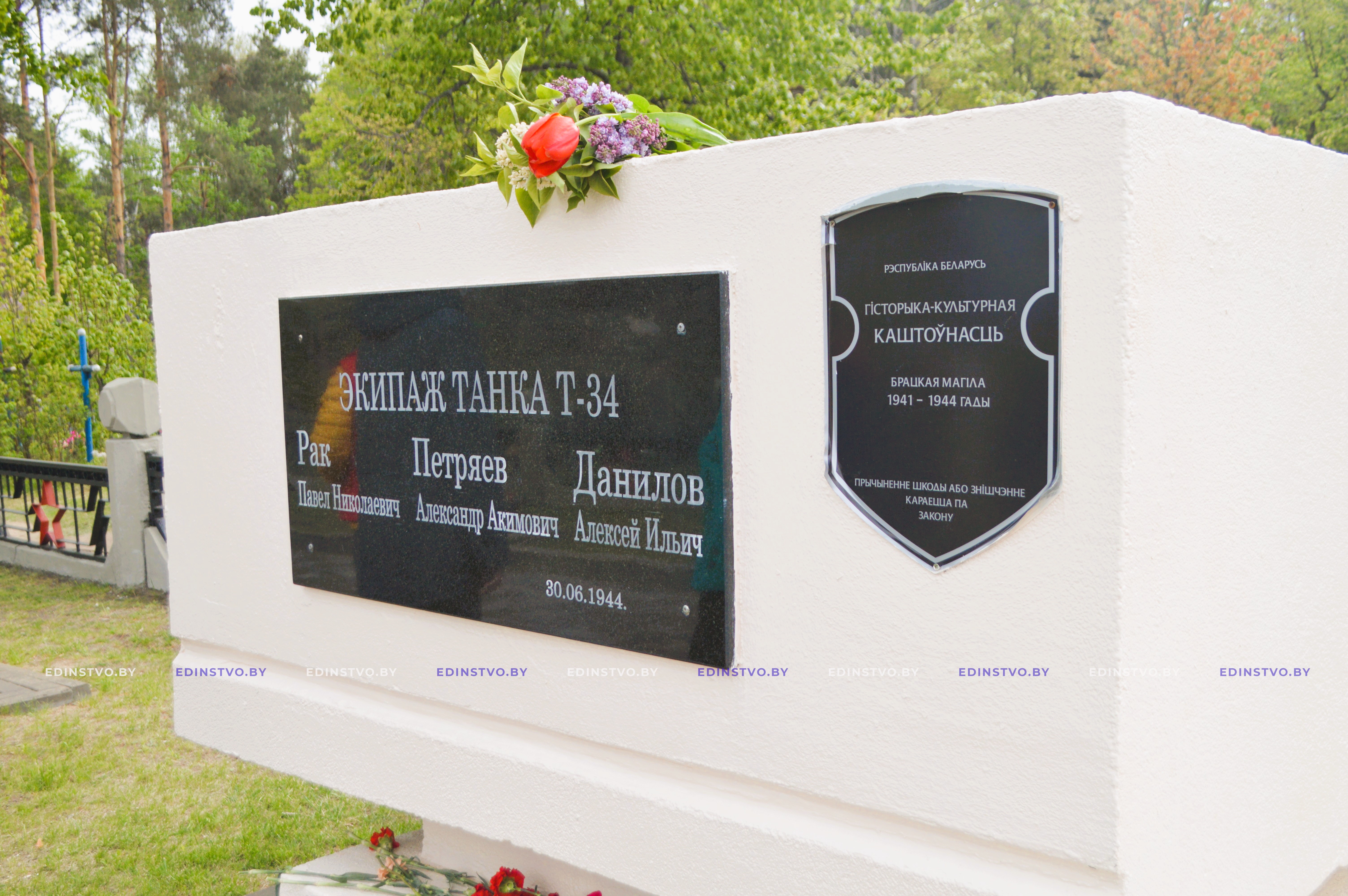 В преддверии Дня Победы борисовчане продолжают нести цветы к мемориалам