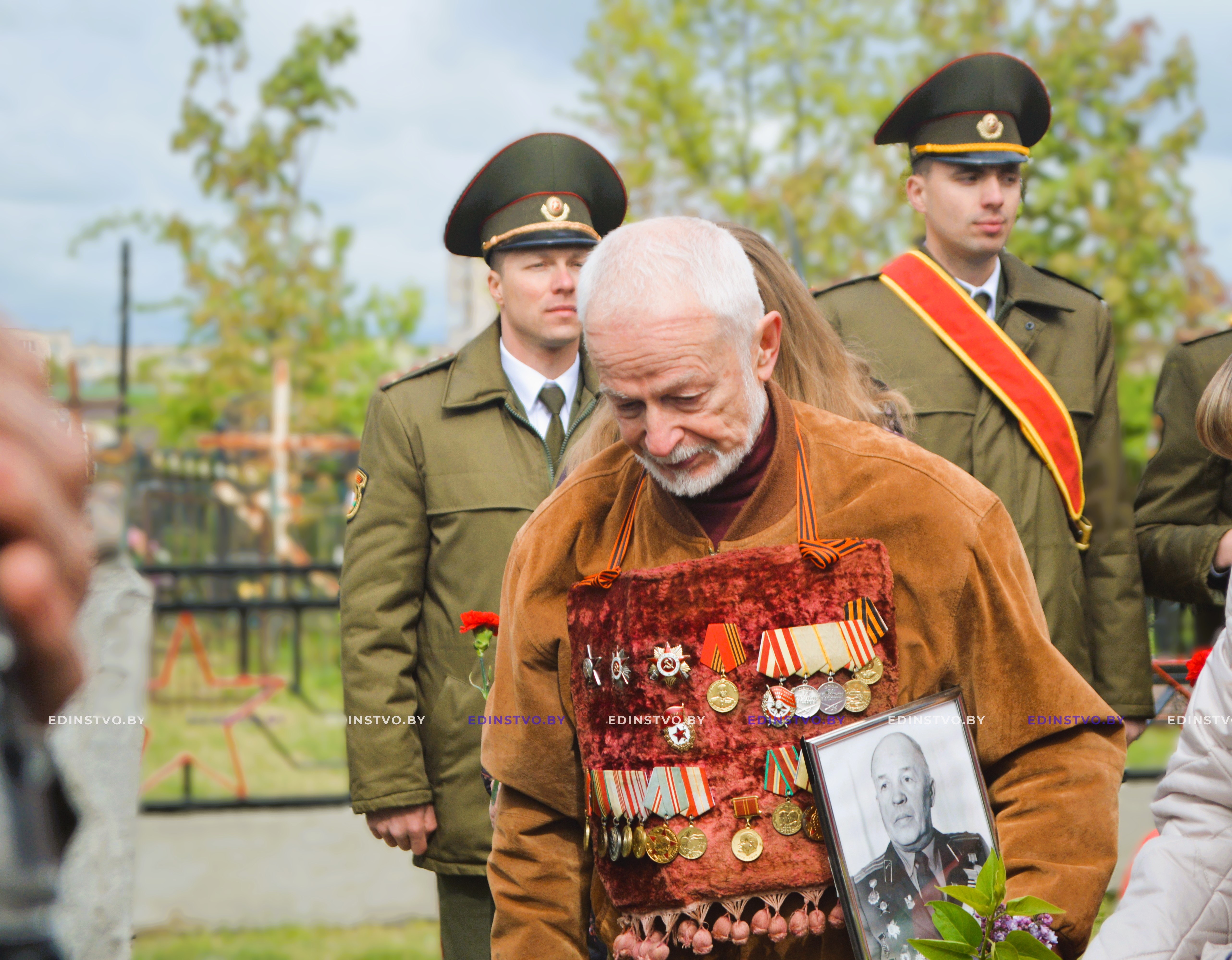 В преддверии Дня Победы борисовчане продолжают нести цветы к мемориалам