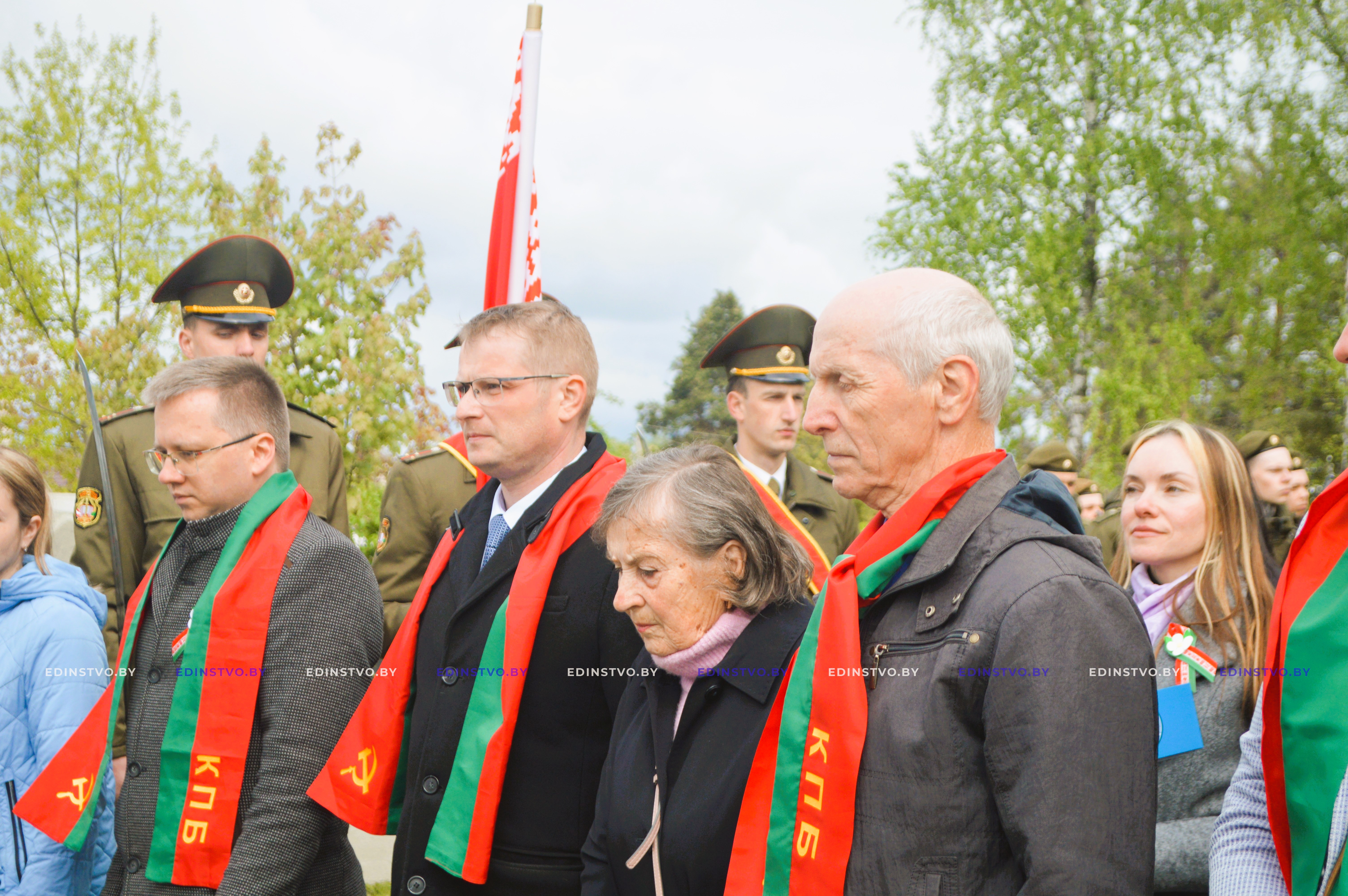 В преддверии Дня Победы борисовчане продолжают нести цветы к мемориалам