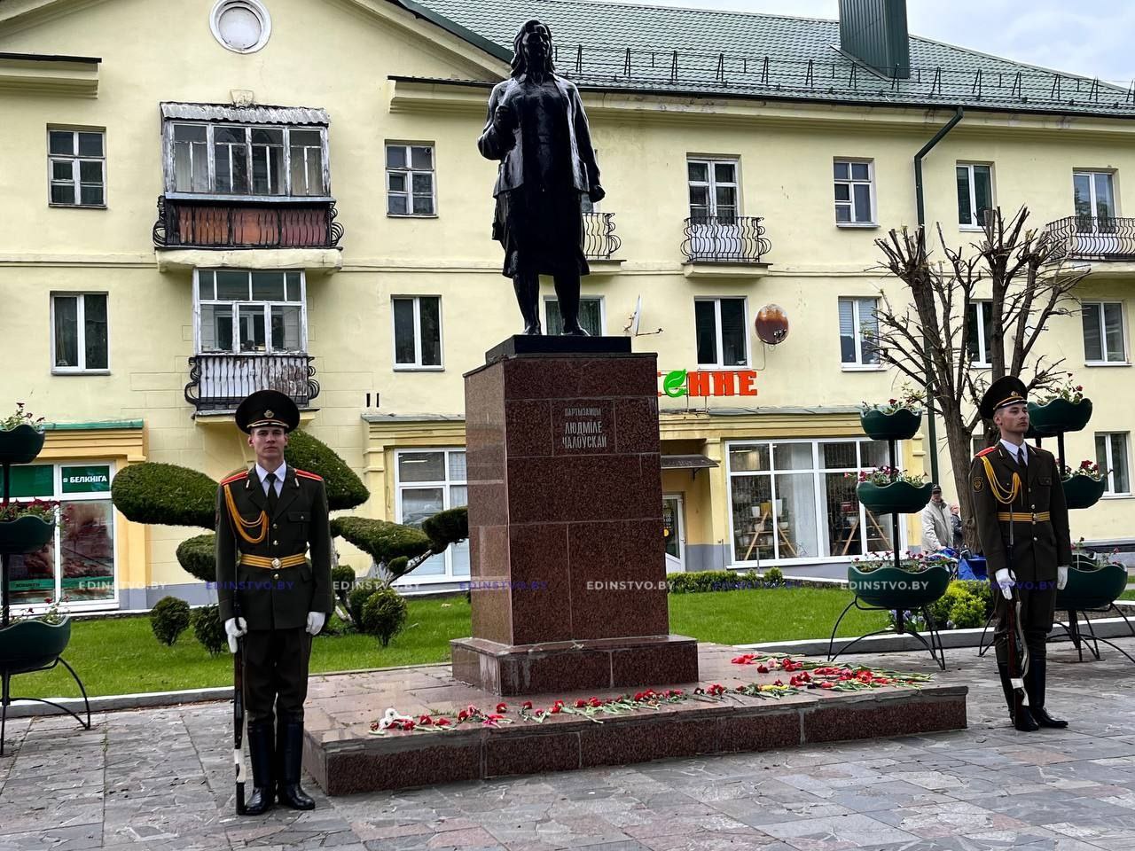 В преддверии Дня Победы борисовчане продолжают нести цветы к мемориалам