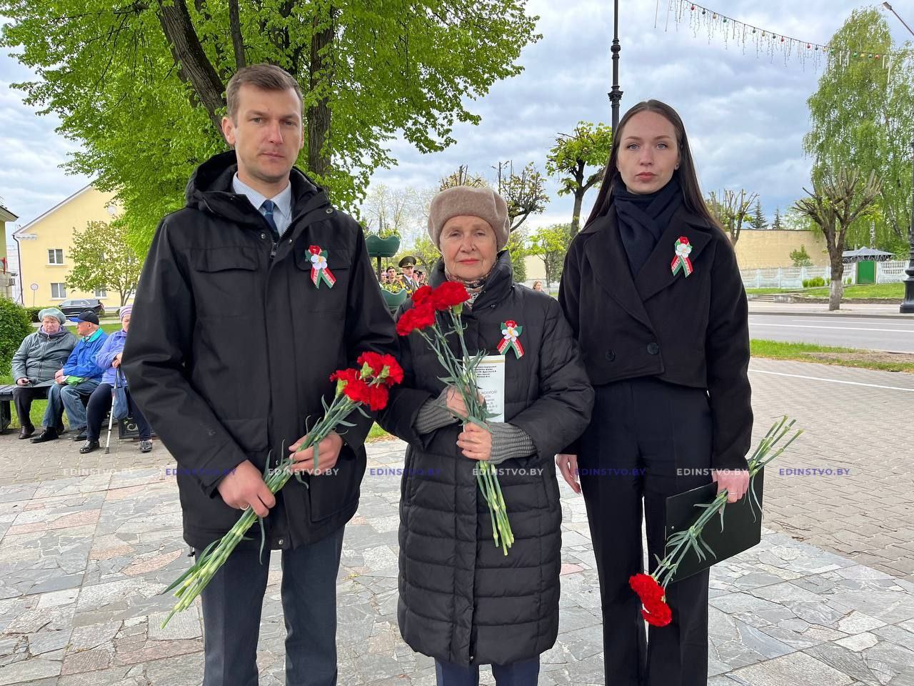 В преддверии Дня Победы борисовчане продолжают нести цветы к мемориалам