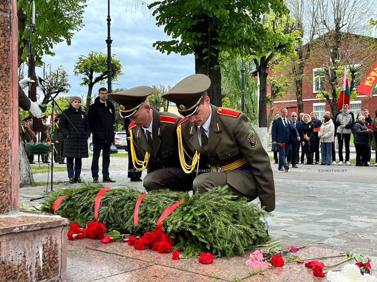 В преддверии Дня Победы борисовчане продолжают нести цветы к мемориалам