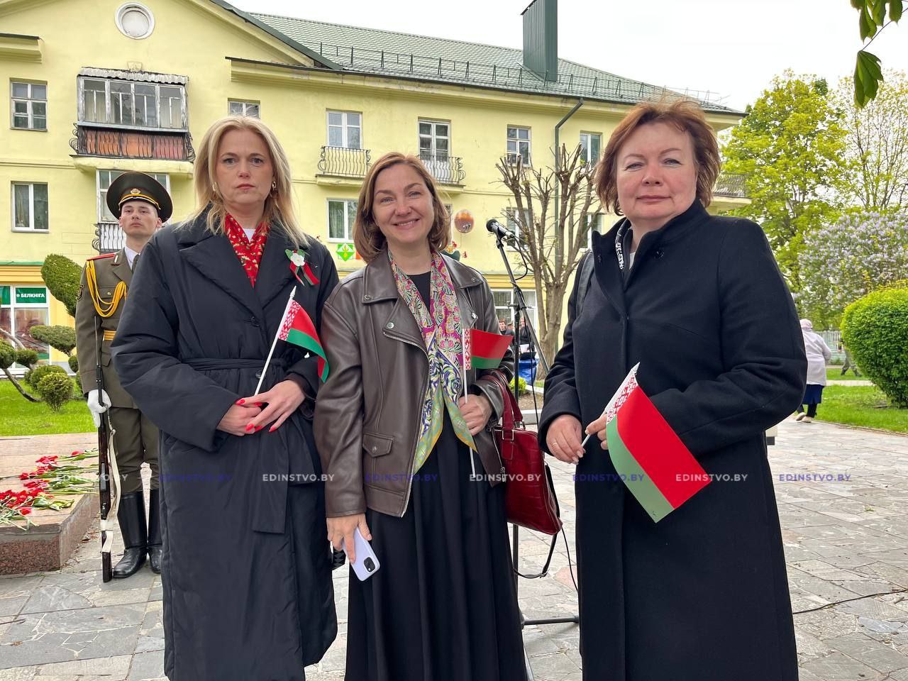 В преддверии Дня Победы борисовчане продолжают нести цветы к мемориалам
