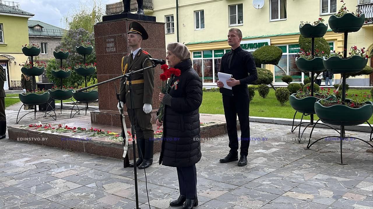 В преддверии Дня Победы борисовчане продолжают нести цветы к мемориалам