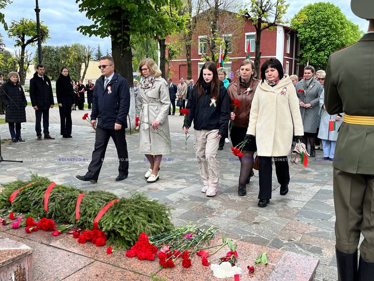 В преддверии Дня Победы борисовчане продолжают нести цветы к мемориалам